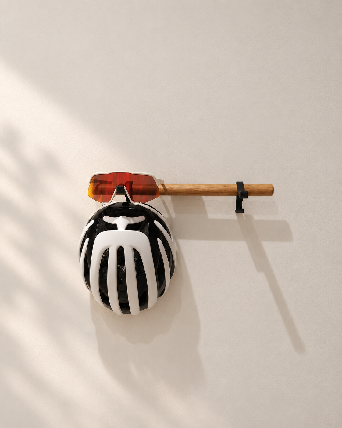 Bar with helmet and glasses holders on a lacquered oak rod — StudioVelo3D
