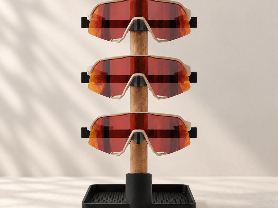 Desk Organizer Tray – Brillenständer aus Eiche mit drei Radsportbrillen auf einer 3D-gedruckten Ablageschale